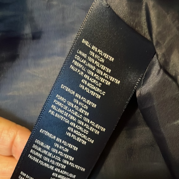 Get ready for snow with this fur hooded red puffer coat. Tommy Hilfiger size M - Picture 5 of 9